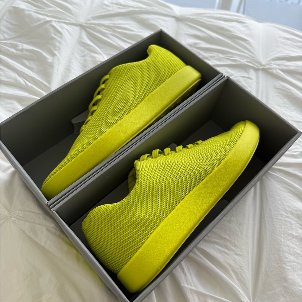 Atoms Neon Yellow model 000